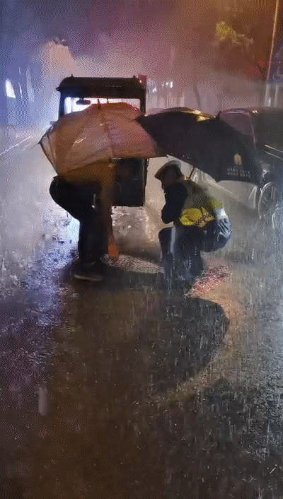 一场暴雨侵袭当阳，他们在暴雨中各种背、各种推、各种抬、各种扶、各种守……