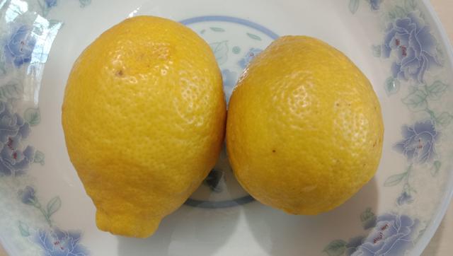 草莓配柠檬榨成汁喝，烦人的“痛风”远离我，快去试试吧