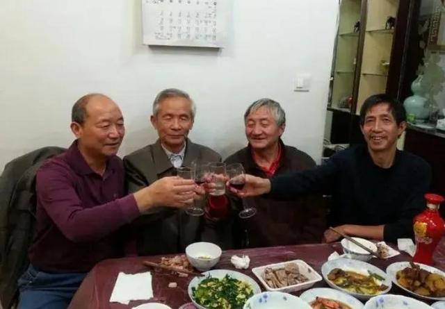 年纪大了戒酒没必要？45岁后，就要牢记“2喝2不喝”，益处多