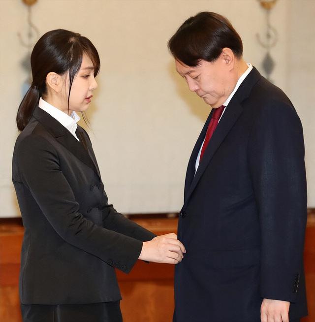 金建希：韩国新总统的美貌夫人，颜值即正义，丈夫政敌也为她痴笑