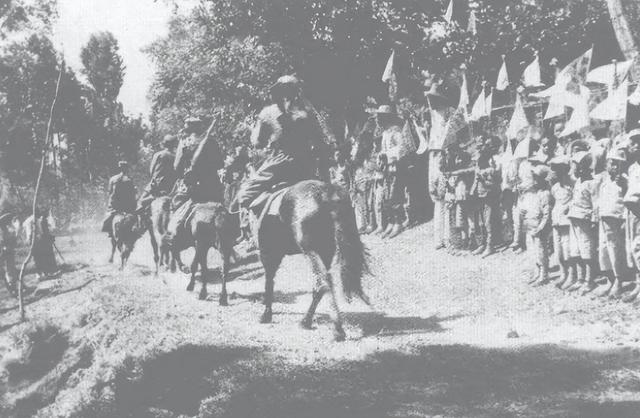 48年朱德陈毅粟裕三人赴前线，国民党路遇三人车队：立正行注目礼