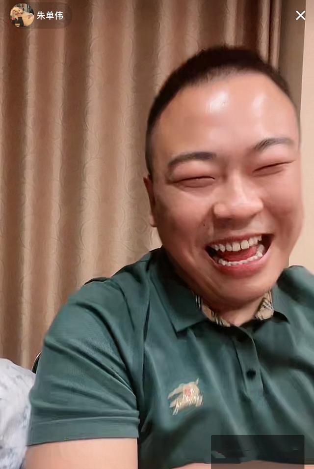 朱单伟订婚后首次直播，亲侄子侄媳出镜爆料：他为了婚礼积极瘦身