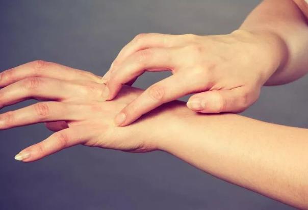 吃他汀类药物的朋友，若身体出现这3种情况，需及时停药