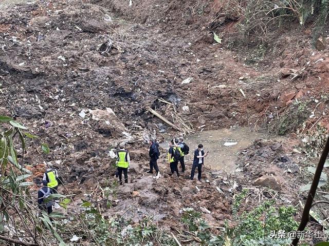 我在现场·照片背后的故事丨山林、雨水、泥泞，挡不住搜寻的脚步