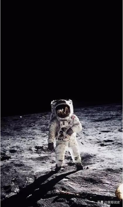 为什么宇航员从太空拍的大多数照片，其背景没有星星的痕迹？