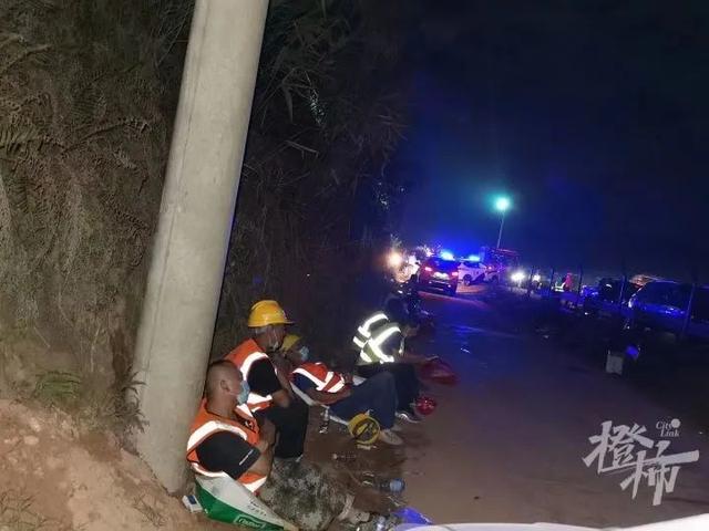 搜救现场最新画面：飞机残骸抛洒面积巨大，竹林被砸得面目全非