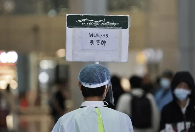 “小姨在航班上，亲属发视频被逼道歉”马航家属：我们能感同身受