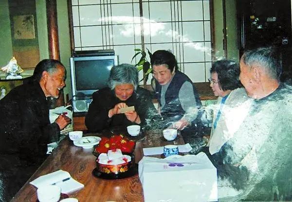 陕西89岁老人不肯上户口，临终前拿出一张身世照片，道出心酸往事