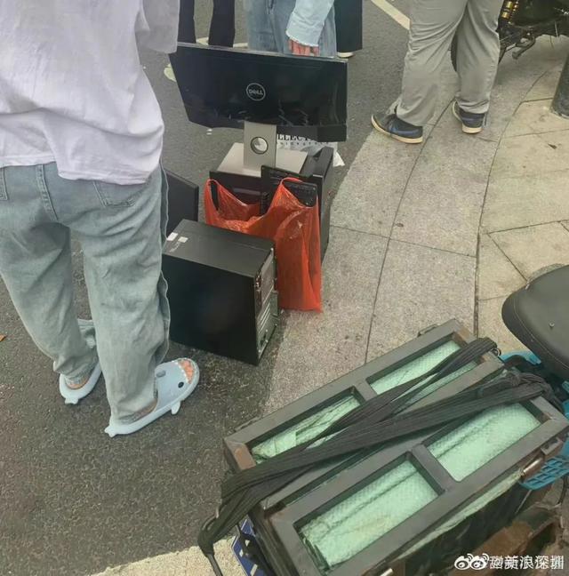深圳报复性复工：地铁挤成演唱会现场，扛主机的打工人重现江湖