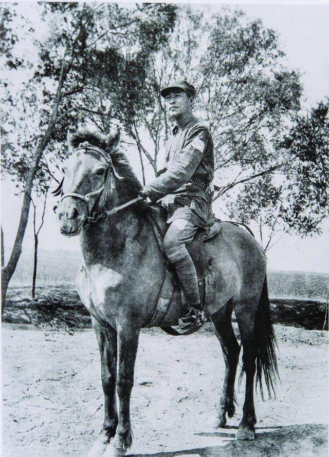 45年毛主席赴重庆谈判，龙飞虎两夜假装酣睡，手中的枪一直上着膛