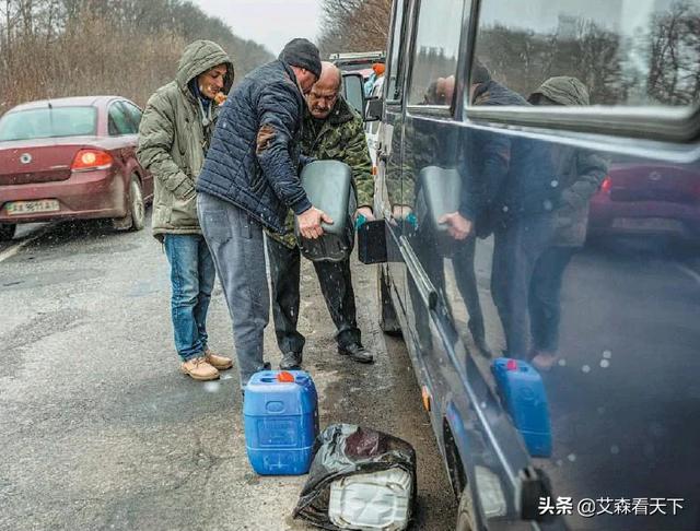 乌克兰的“敦刻尔克”大撤退：加油站配给20升，老年人担心养老金