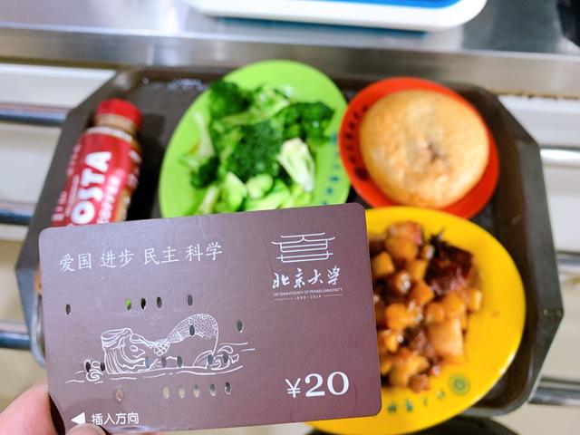 北大食堂“站饭图”走红，属“校园文化”见怪不怪，学霸真不好当