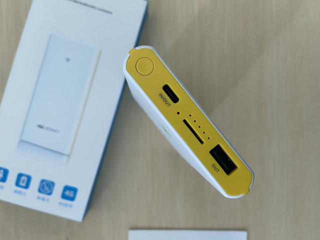 一款随身携带的 MIFI，帮助大家解决没有宽带的问题