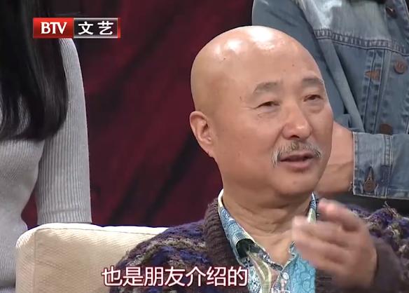 陈佩斯老婆罕曝光，夫妻俩街上吵架指指点点，男方被吓得连连后退