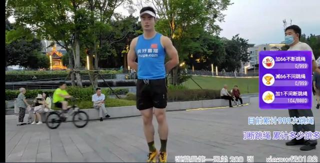 刘畊宏健身操火爆全网，体育老师倒立着跳，广场带领健身风潮