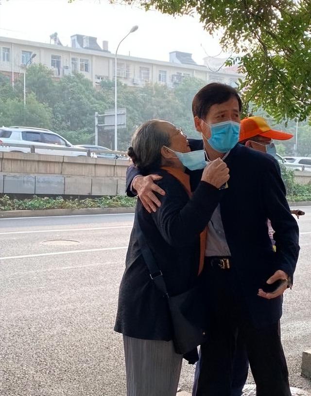 86岁李明启做核酸被拍！拎布包全身无名牌，现场双手合十连连道谢