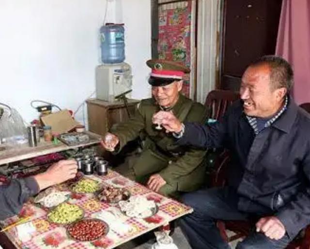 2007年江西老兵给战友扫墓，意外发现自己的墓碑，领导高度重视