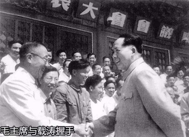 1950年，一摆摊大爷受重用，纳闷：我从没见过毛主席，他怎知道我