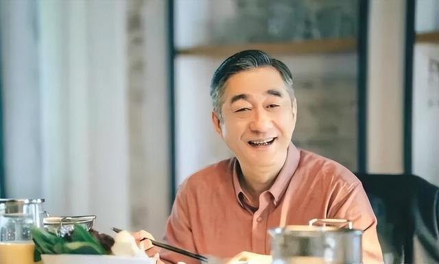 《心居》中的顾家父亲，是这部剧的亮点和润滑剂，让人可敬又心疼