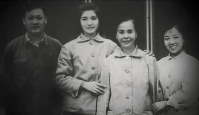 64年李敏去参观博物馆，讲解员小声说：那个女孩长得很像毛主席
