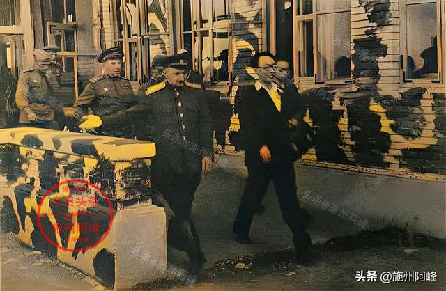 老照片：得到特殊礼物的希特勒，向苏联发射炮弹的意大利士兵