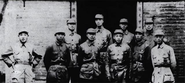 连长被调往师部当排长，本是降级任用，一看部下把他乐坏了