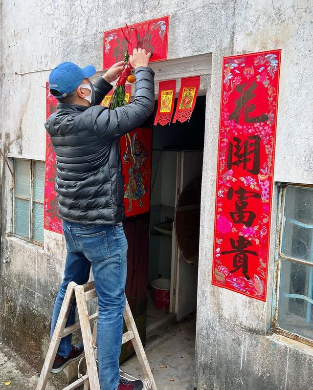 胡杏儿一家回农村过年，不嫌弃简陋环境，老公包揽农活长子挑扁担