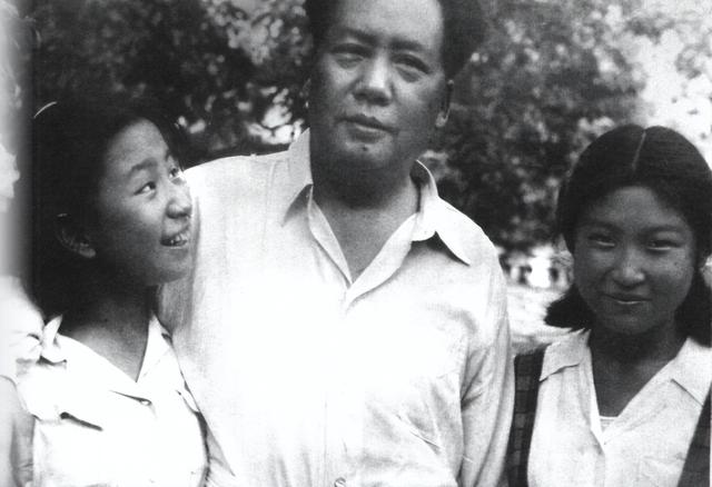 64年李敏去参观博物馆，讲解员小声说：那个女孩长得很像毛主席
