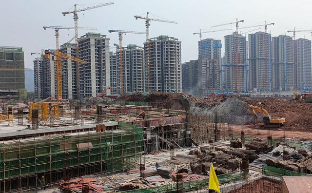 又一个知名房企暴雷！重庆多个工地疑似停工，复工演戏被打脸
