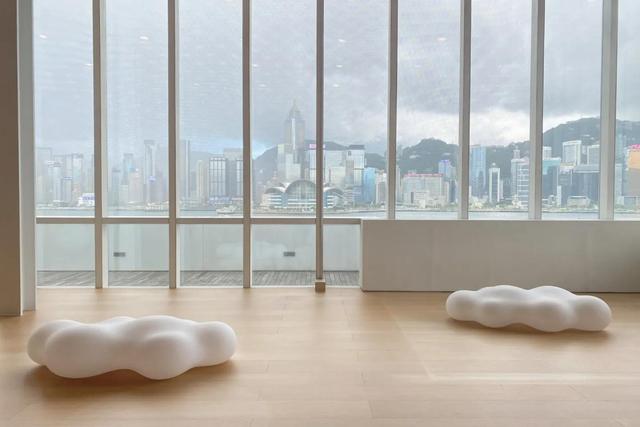 去香港藝術館，居然可以坐在藝術品上看海、看雲、看船？