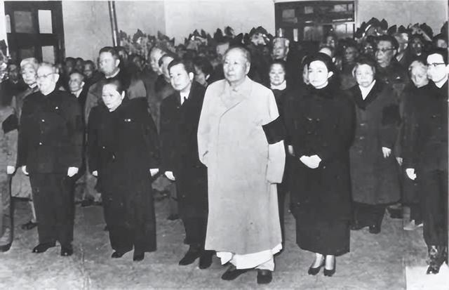 81年宋庆龄去世，保险柜里发现两封32年前的信，来自毛泽东周恩来