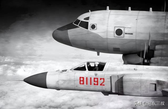 时隔21年，中美空中拦截大逆转，从无力伴飞到凭实力戏耍