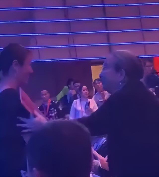 86岁李明启做核酸被拍！拎布包全身无名牌，现场双手合十连连道谢
