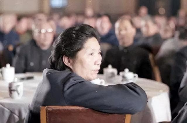陈慕华：国军少将之女，成为中国第二位女副总理，却也有遗憾