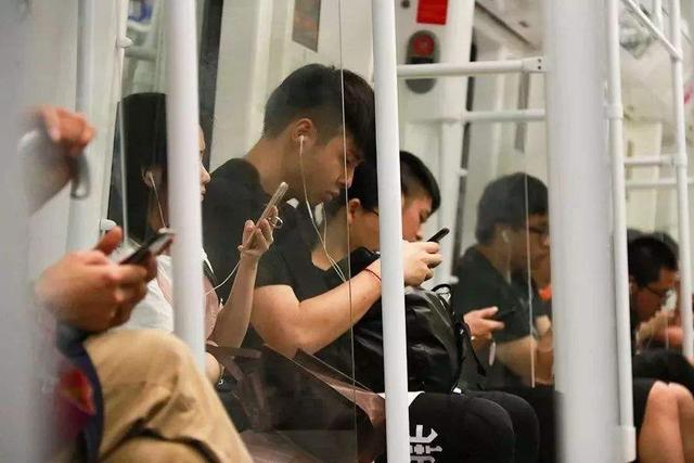 深圳刚解封，不少年轻人和农民工一样选择回家？啥情况