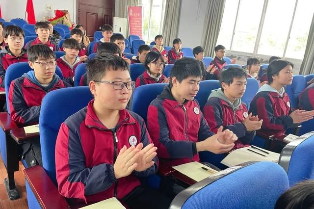 厉兵秣马，决胜百日——华凤学校举行中考百日誓师大会