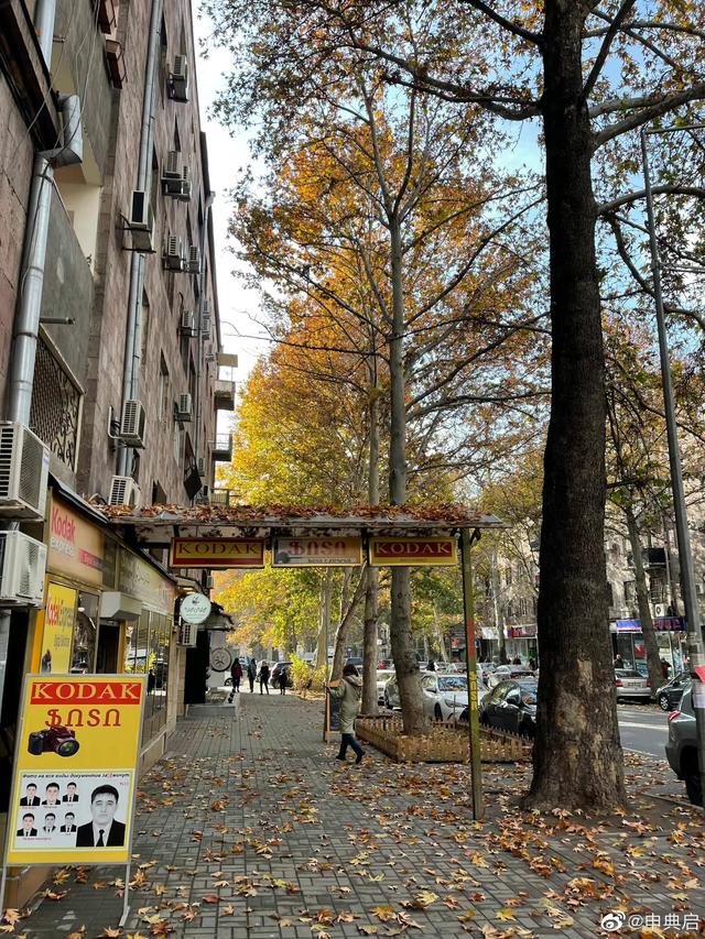 新的旅程，我和亞美尼亞的秋天撞了個滿懷，開始放肆吃漢堡和泡面