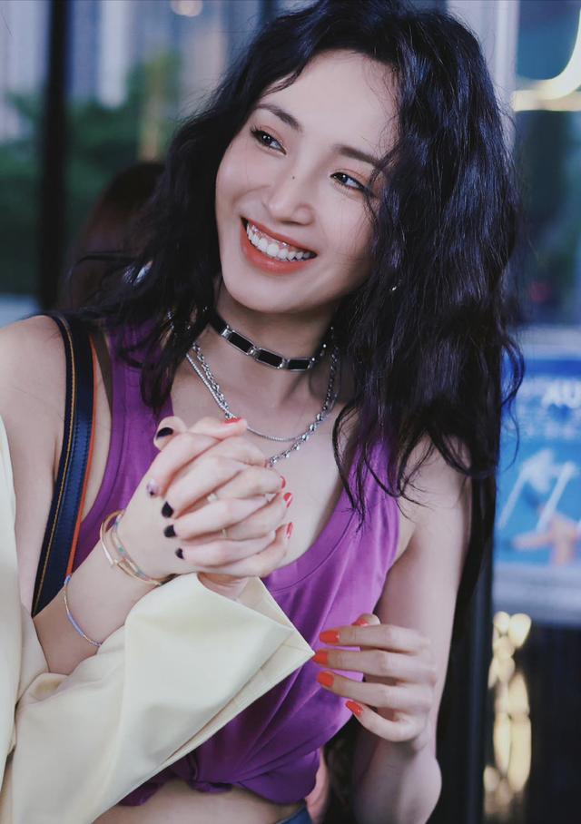 美艳姐妹花！王紫璇、张俪手牵手互动，后一位没露腿居然也没有输
