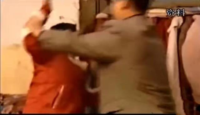 2007年19岁女孩捂死重病妹妹，八旬外婆下跪求情，女孩：我不后悔