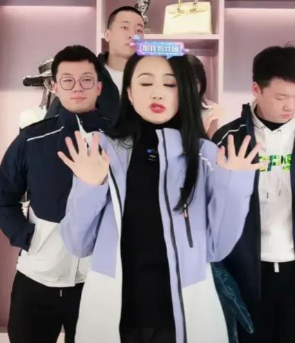 网红小沈龙直播发飙，近3万块的黄金手镯卖3999元，亏了两个多亿