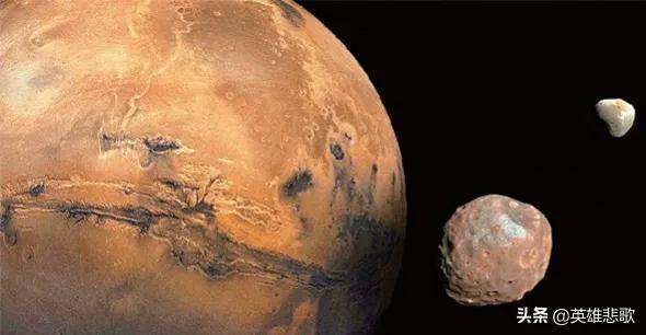 地球只有一颗卫星，而火星比地球小很多却有两颗卫星，这是为何？