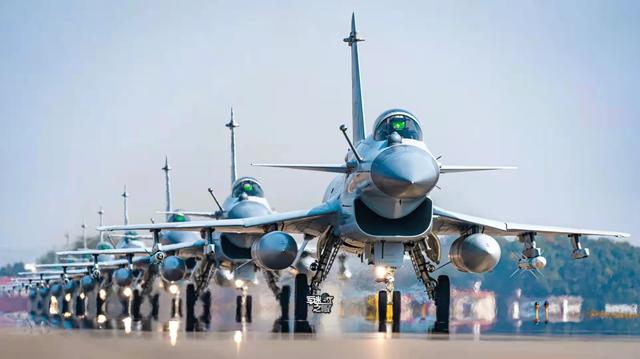 歼-10双喜临门，“生日”当天参加巴铁阅兵式，真是我国的争气机