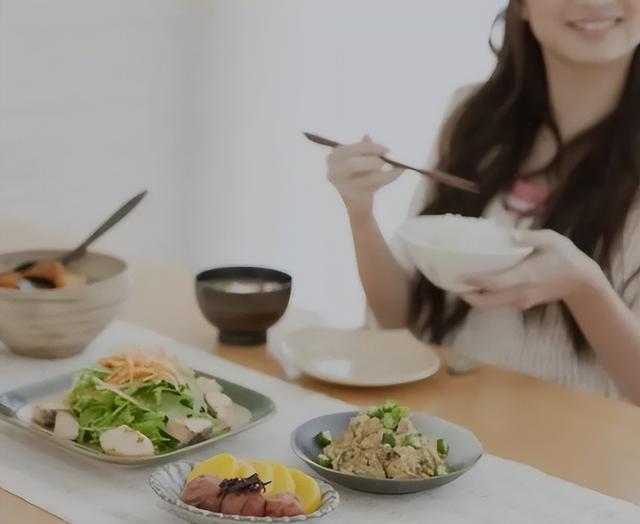 “吃得少，活得久”？饭量越小，衰老速度越慢吗？医生说出实话