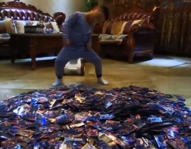 辽宁一妈妈花40块买来一堆别人不要的卡片，儿子开心得手舞足蹈