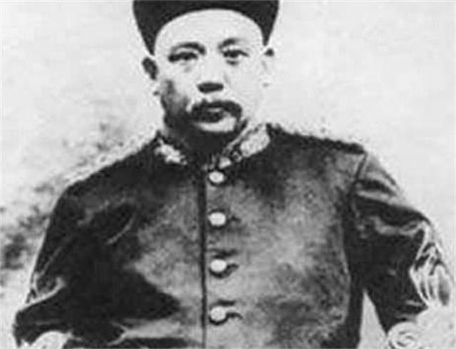 袁世凯生命最后时刻：一顿饭顶秘书十天饭量，像只鸭子般摇摇晃晃