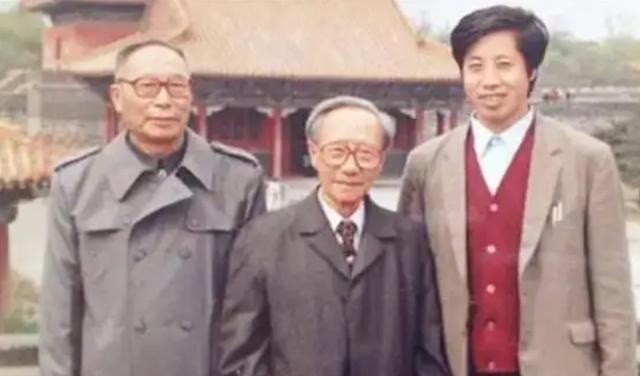 奶奶是慈禧，哥哥是溥仪，大伯是光绪，他甘当教书匠，活到2015年