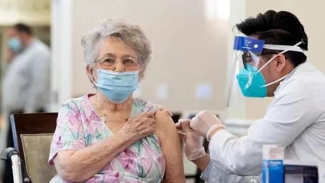 疫情中的最大危机：5600万老人与500万癌症病人未打疫苗
