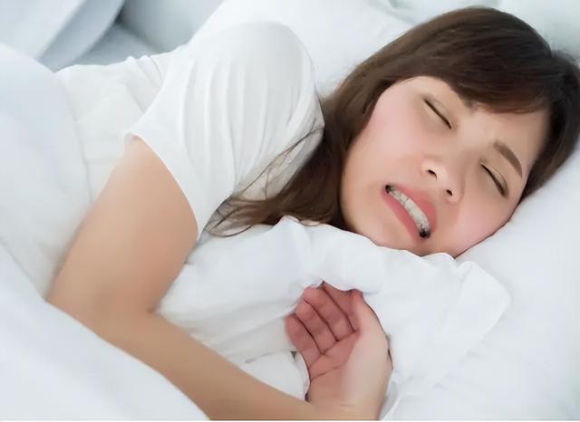 为什么晚上睡觉嘴巴总是发干？别以为是缺水，也可能是这5种原因
