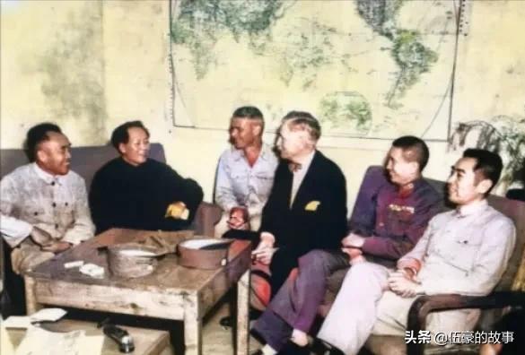 「罕见」周恩来和十大元帅的同框照，张张珍贵，尽显功勋风采