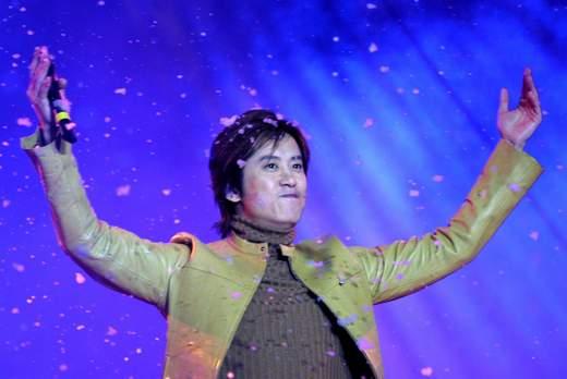 52岁毛宁商演捞金，搂富婆深情对唱，互动卖力被质疑整容